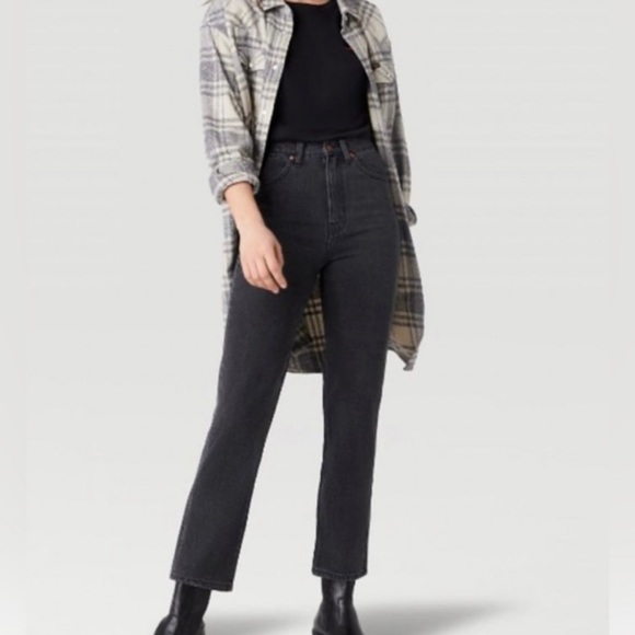 WOMEN'S WRANGLER® WILD WEST 603 HIGH RISE STRAIGHT JEAN IN BLACK - Picture 2 of 5